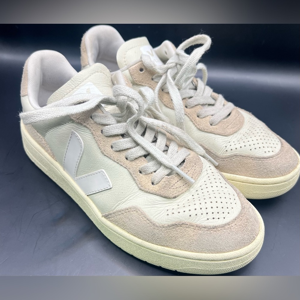 Veja-Cream/White Low-Top Sneakers - Size: 6, Cosmetic wear-creases/dirt toe